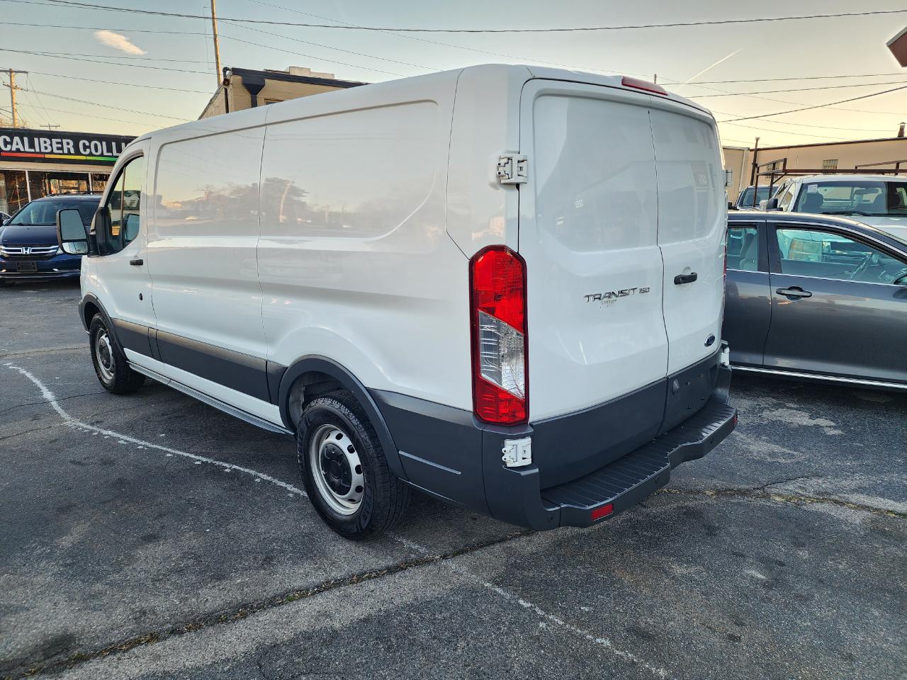 Ford Transit 150 Van Low Roof w/Sliding Pass. 130-in. WB 2018