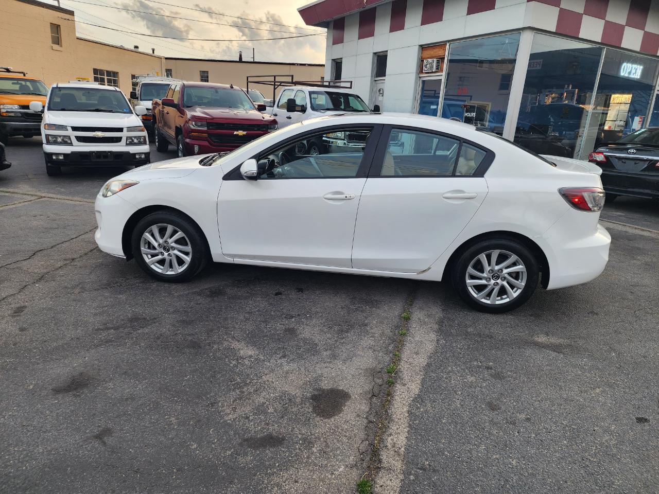 Mazda MAZDA3 I Grand Touring MT 4-Door 2013