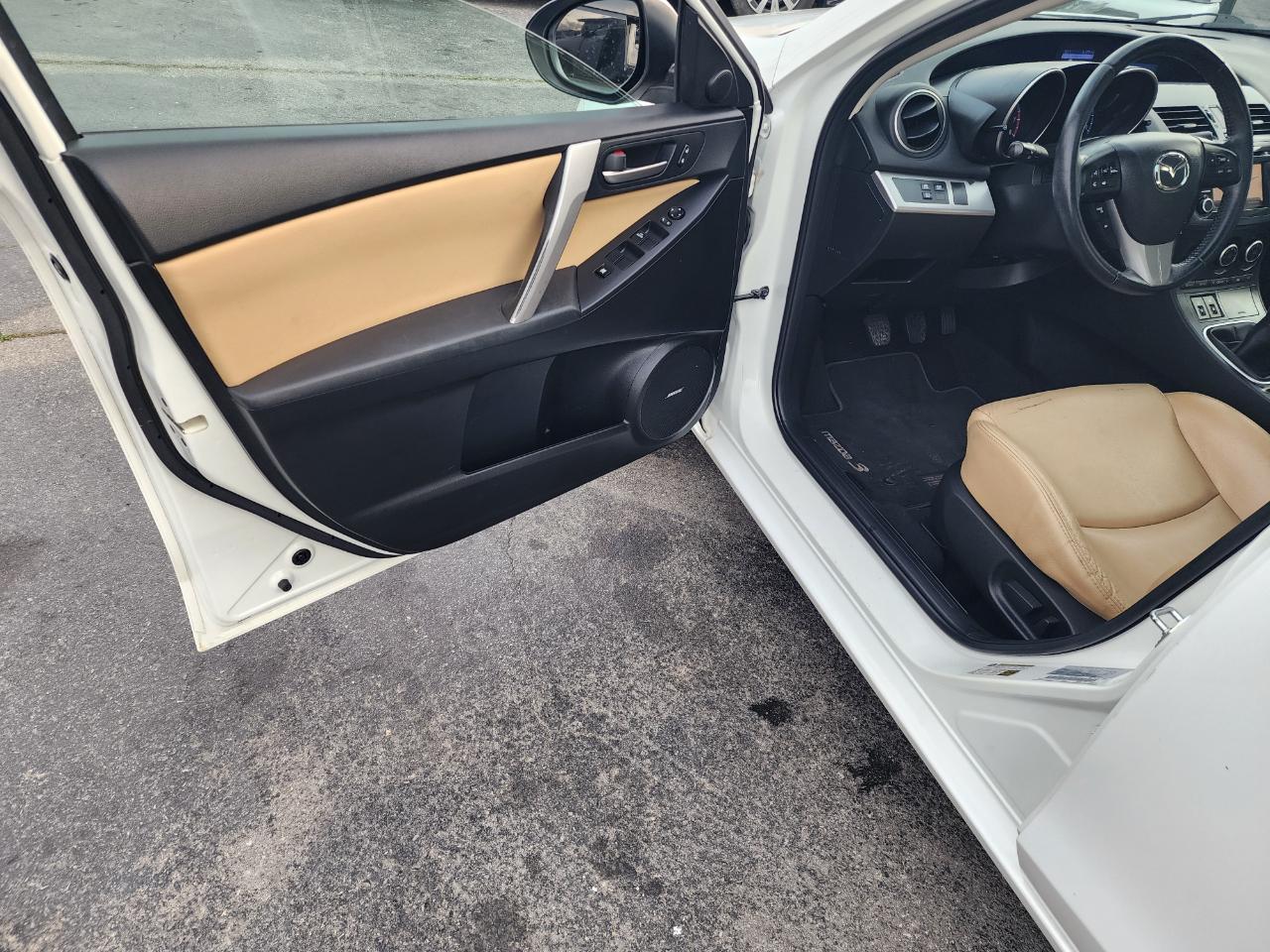 Mazda MAZDA3 I Grand Touring MT 4-Door 2013