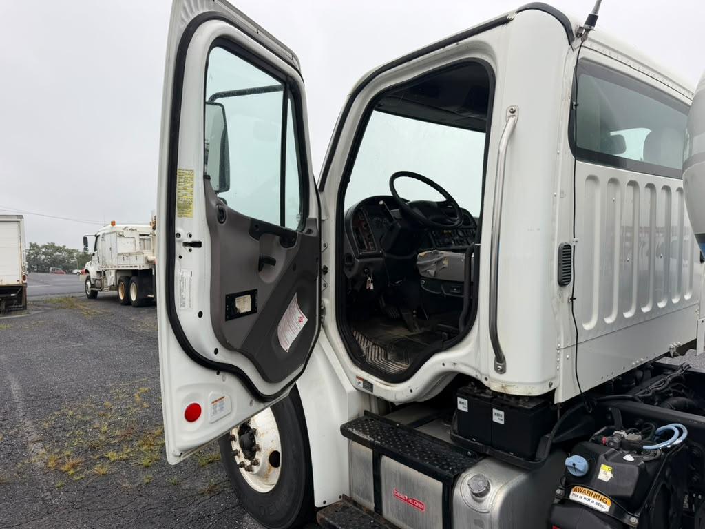 Freightliner M2-106  2016