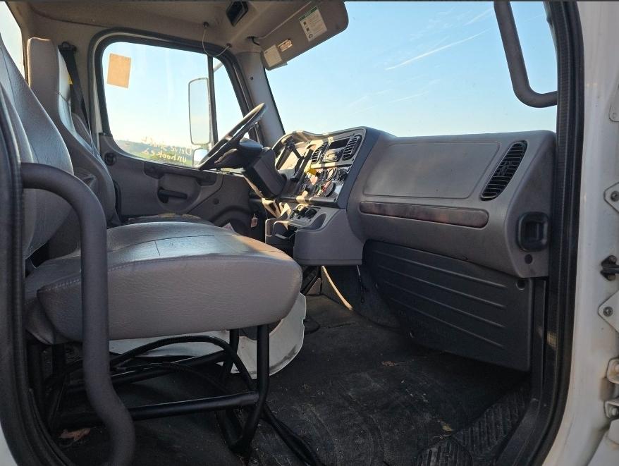 Freightliner M2-106  2016