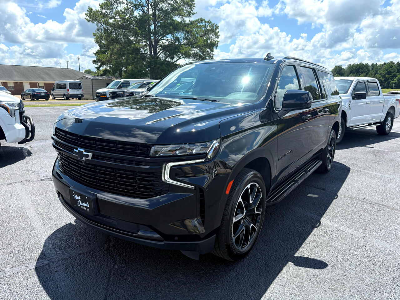 2023 Chevrolet Suburban RST photo 2