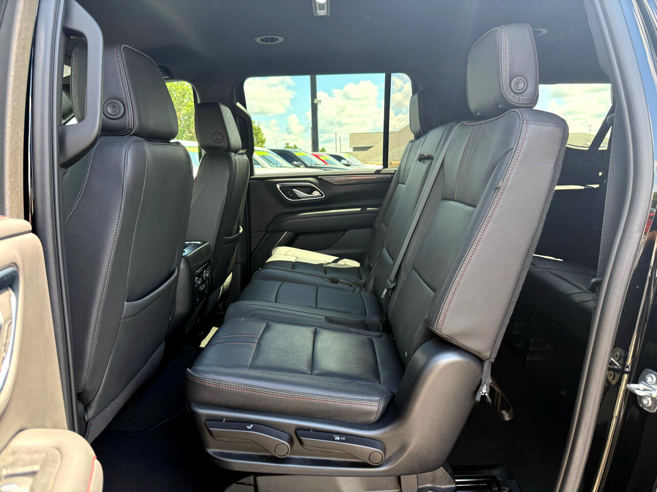 2023 Chevrolet Suburban RST photo 9
