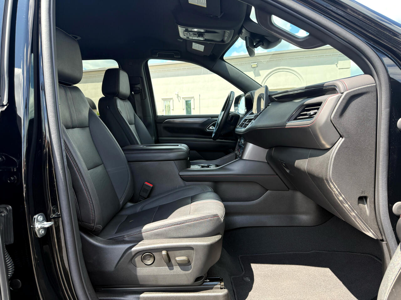 2023 Chevrolet Suburban RST photo 13