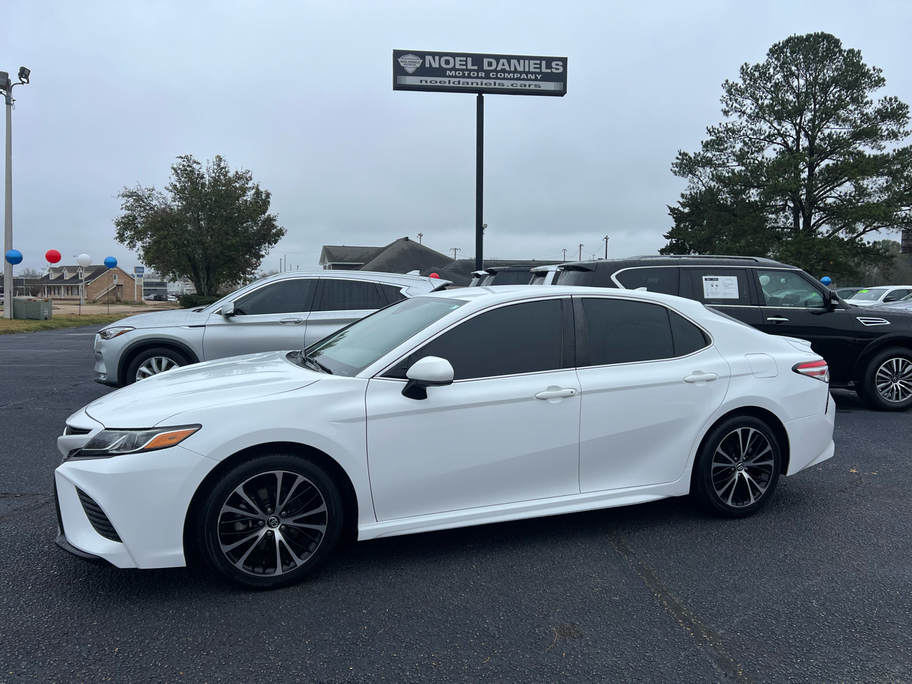 2020 Toyota Camry SE's photo