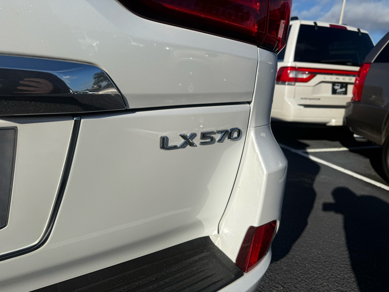 Lexus LX 570 Three-Row 2019