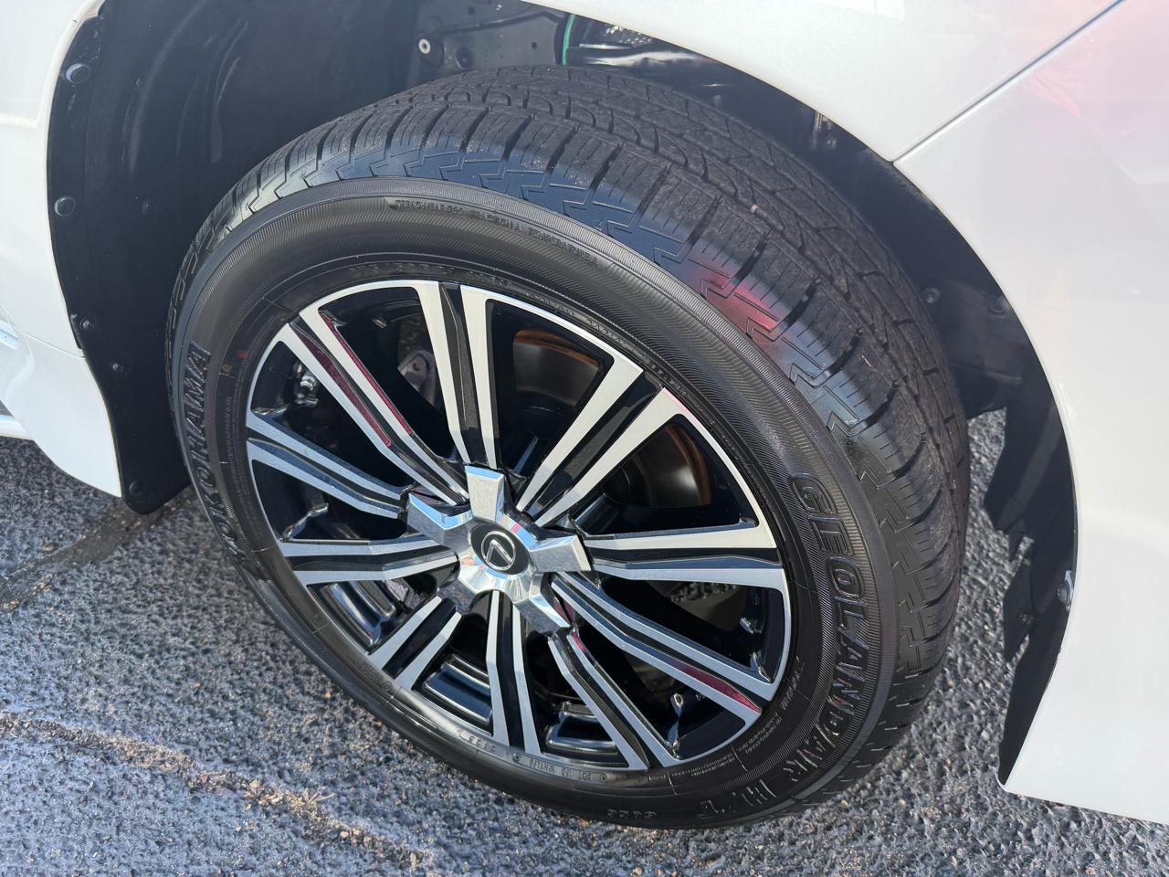 Lexus LX 570 Three-Row 2019