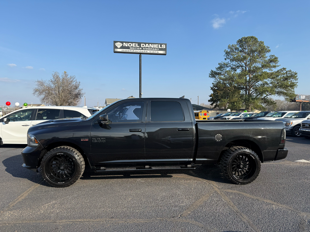RAM 1500 Night 4x2 Crew Cab 5'7" Box 2017