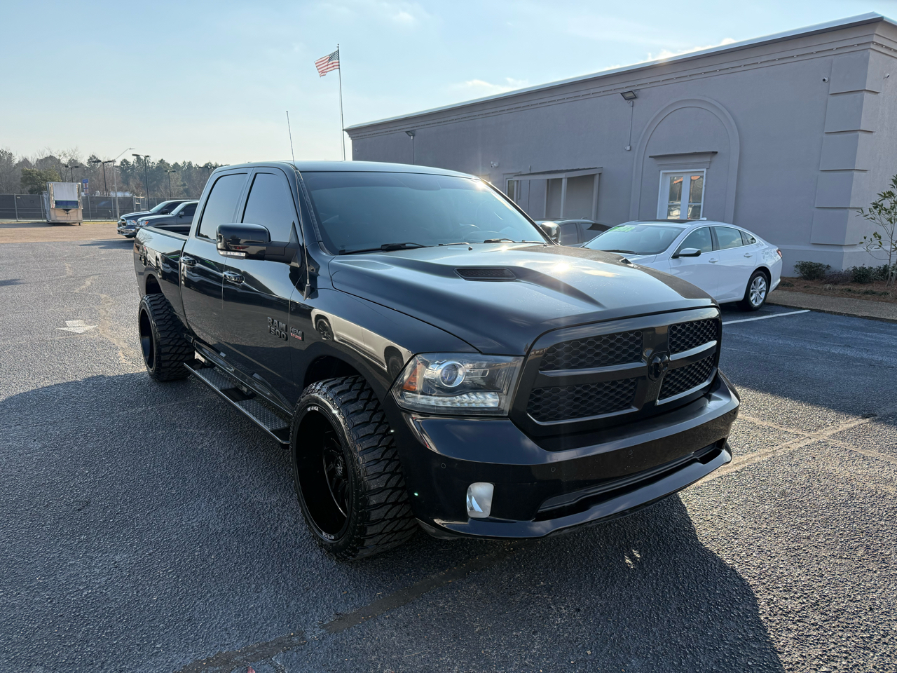RAM 1500 Night 4x2 Crew Cab 5'7" Box 2017