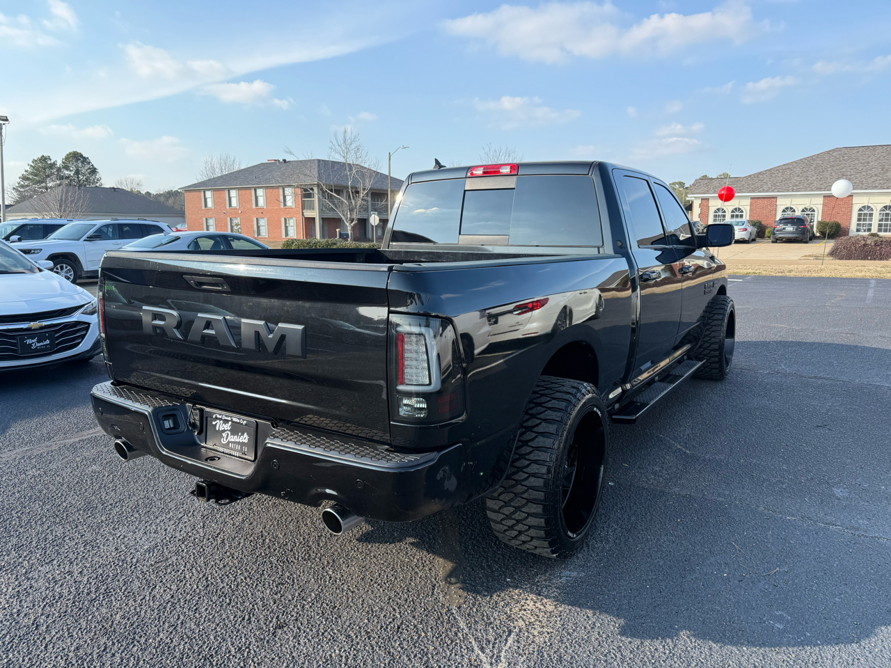 RAM 1500 Night 4x2 Crew Cab 5'7" Box 2017