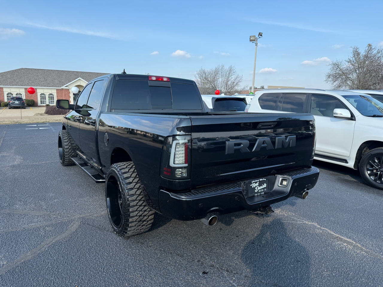 RAM 1500 Night 4x2 Crew Cab 5'7" Box 2017