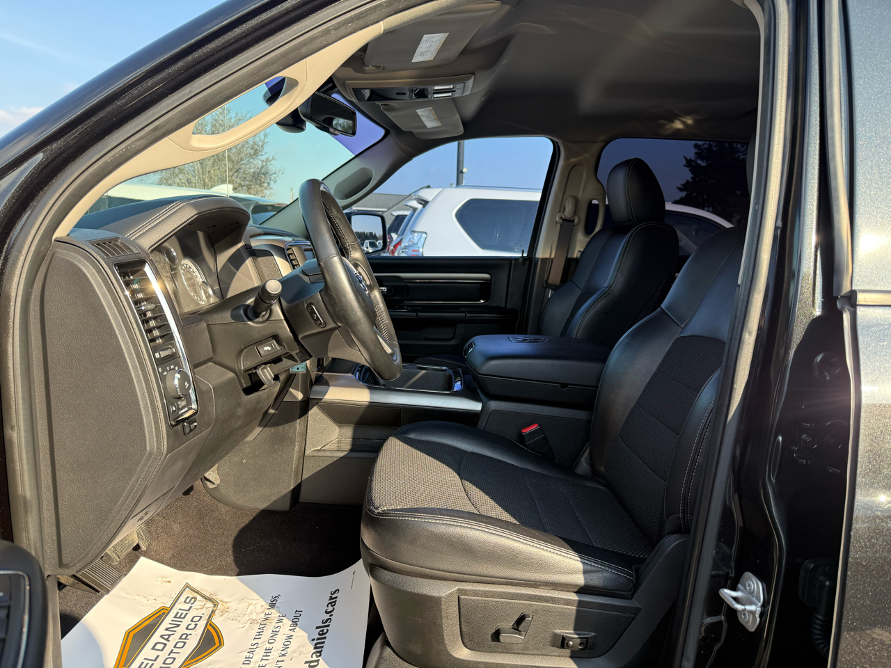 RAM 1500 Night 4x2 Crew Cab 5'7" Box 2017