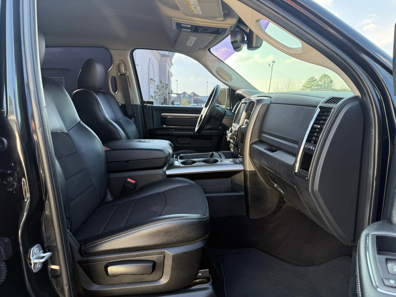 RAM 1500 Night 4x2 Crew Cab 5'7" Box 2017