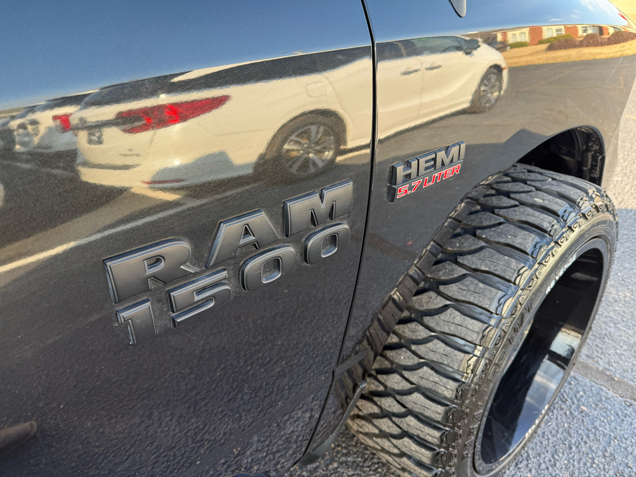 RAM 1500 Night 4x2 Crew Cab 5'7" Box 2017