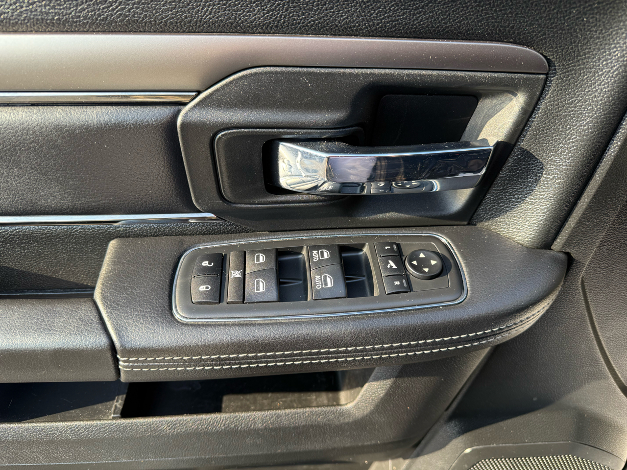 RAM 1500 Night 4x2 Crew Cab 5'7" Box 2017