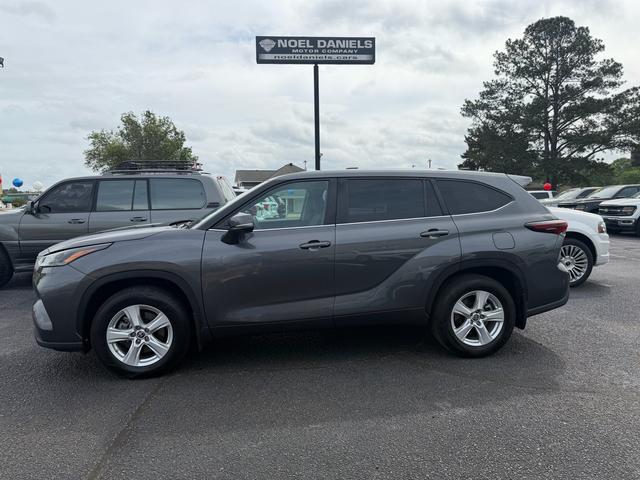 Gray 2024 Toyota Highlander LE AWD SUV / Crossover All-Wheel Drive Automatic