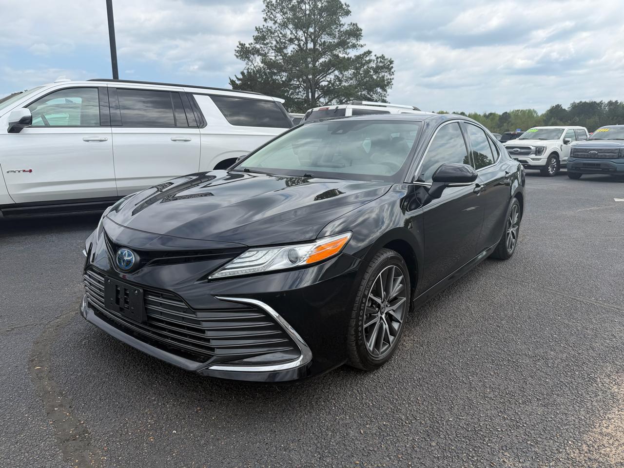 Toyota Camry Hybrid XLE 2022