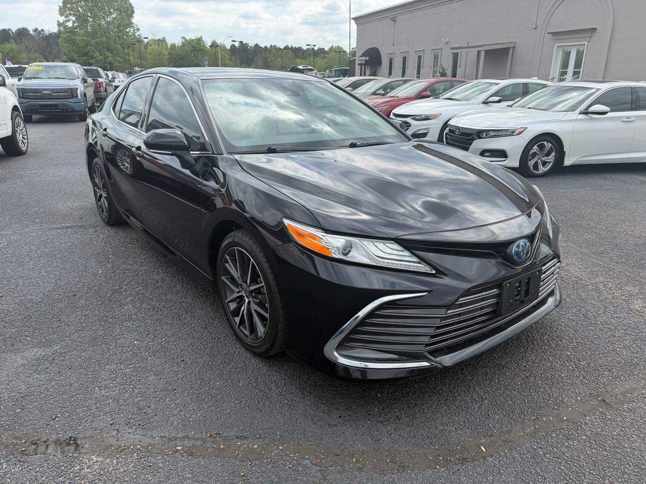 Toyota Camry Hybrid XLE 2022
