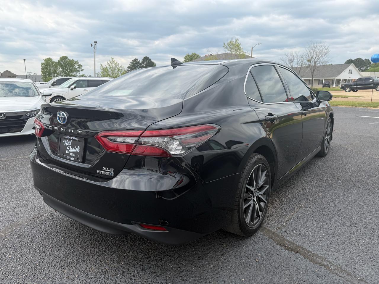 Toyota Camry Hybrid XLE 2022