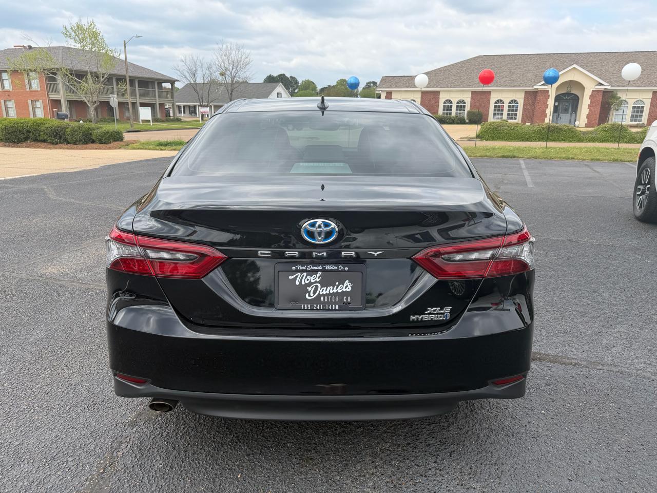 Toyota Camry Hybrid XLE 2022