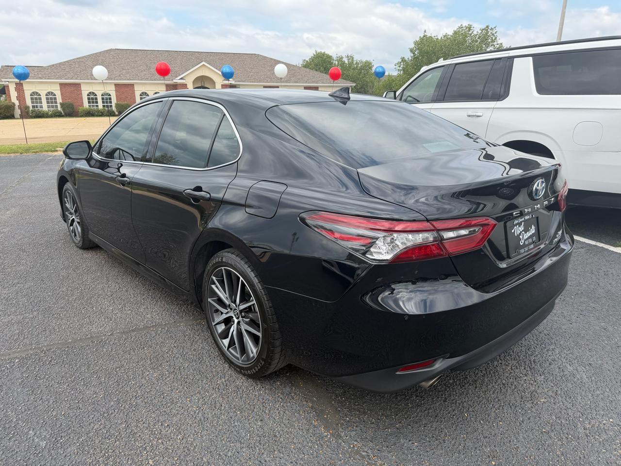 Toyota Camry Hybrid XLE 2022