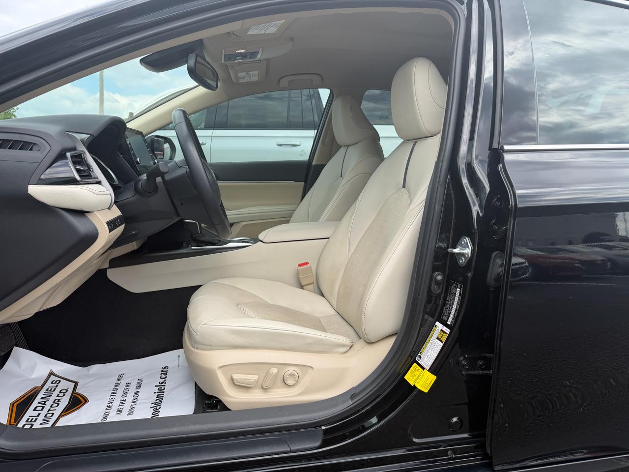 Toyota Camry Hybrid XLE 2022