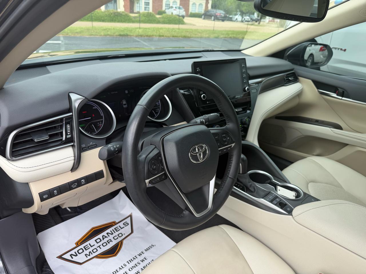 Toyota Camry Hybrid XLE 2022