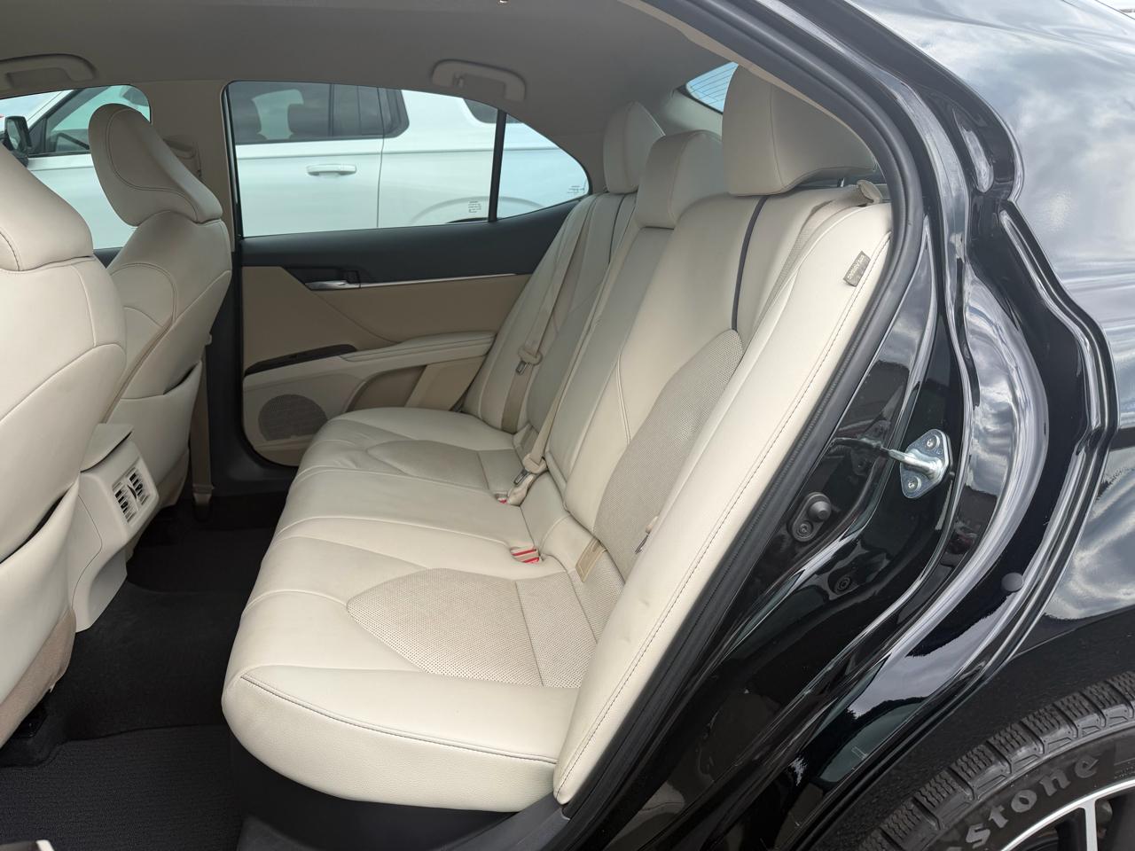 Toyota Camry Hybrid XLE 2022