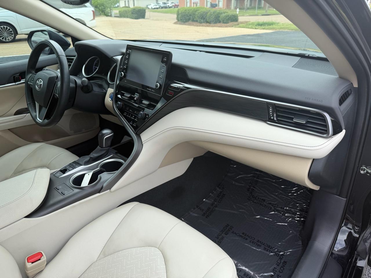 Toyota Camry Hybrid XLE 2022