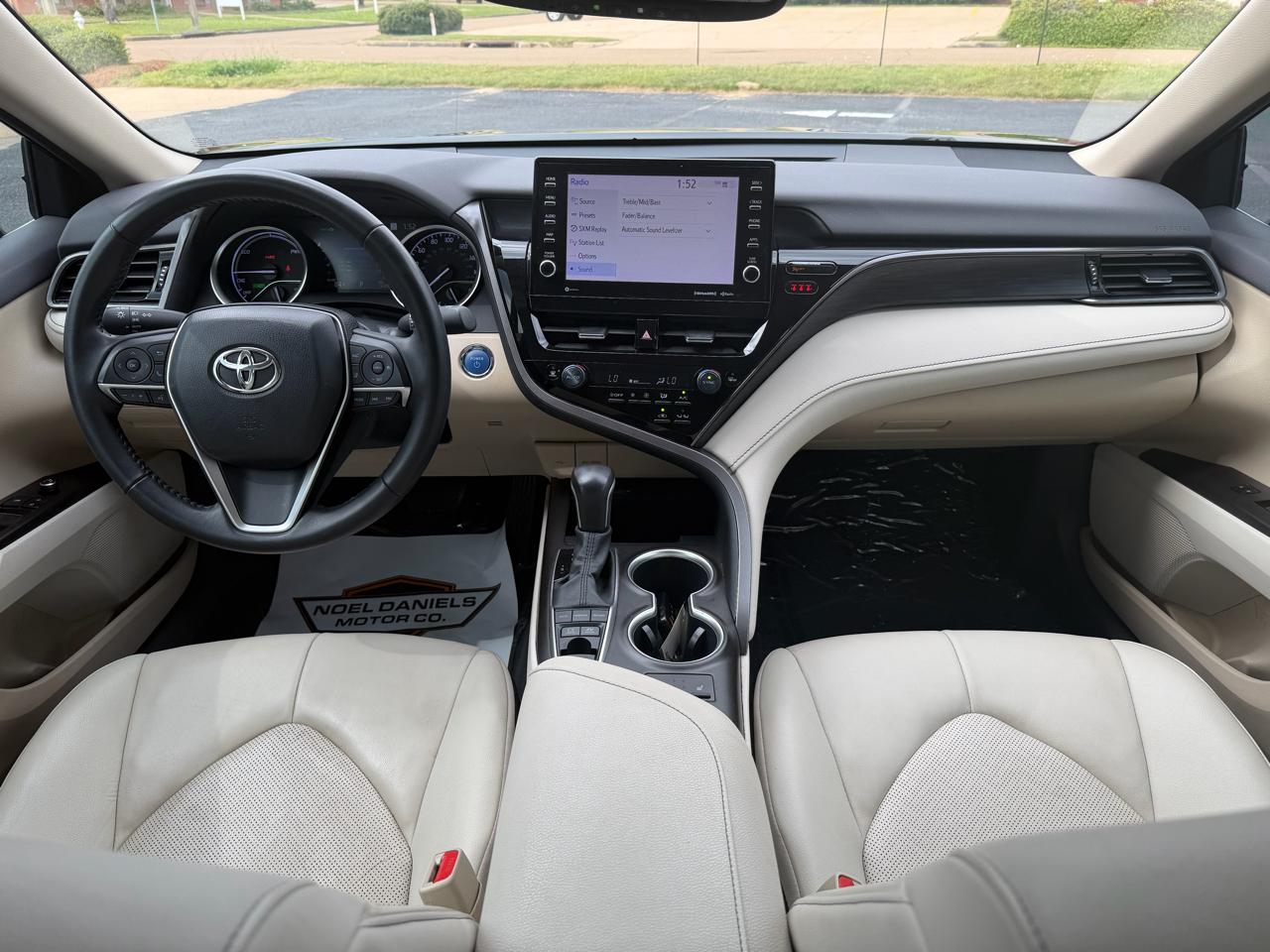 Toyota Camry Hybrid XLE 2022