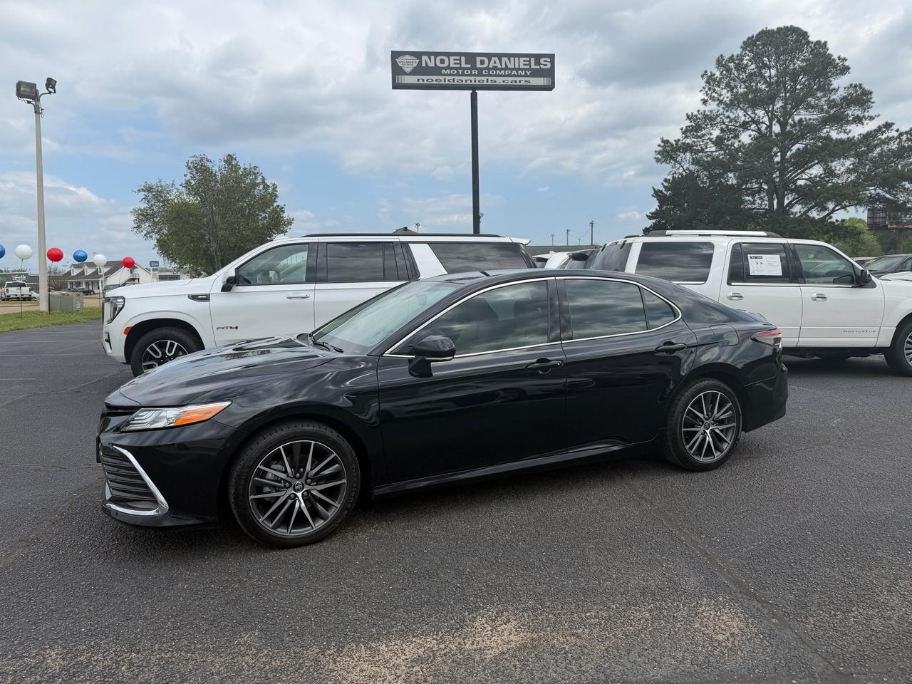 2022 Toyota Camry Hybrid XLE