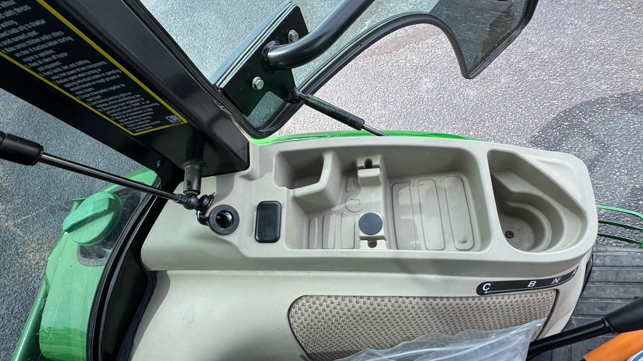 John Deere 3038  2024