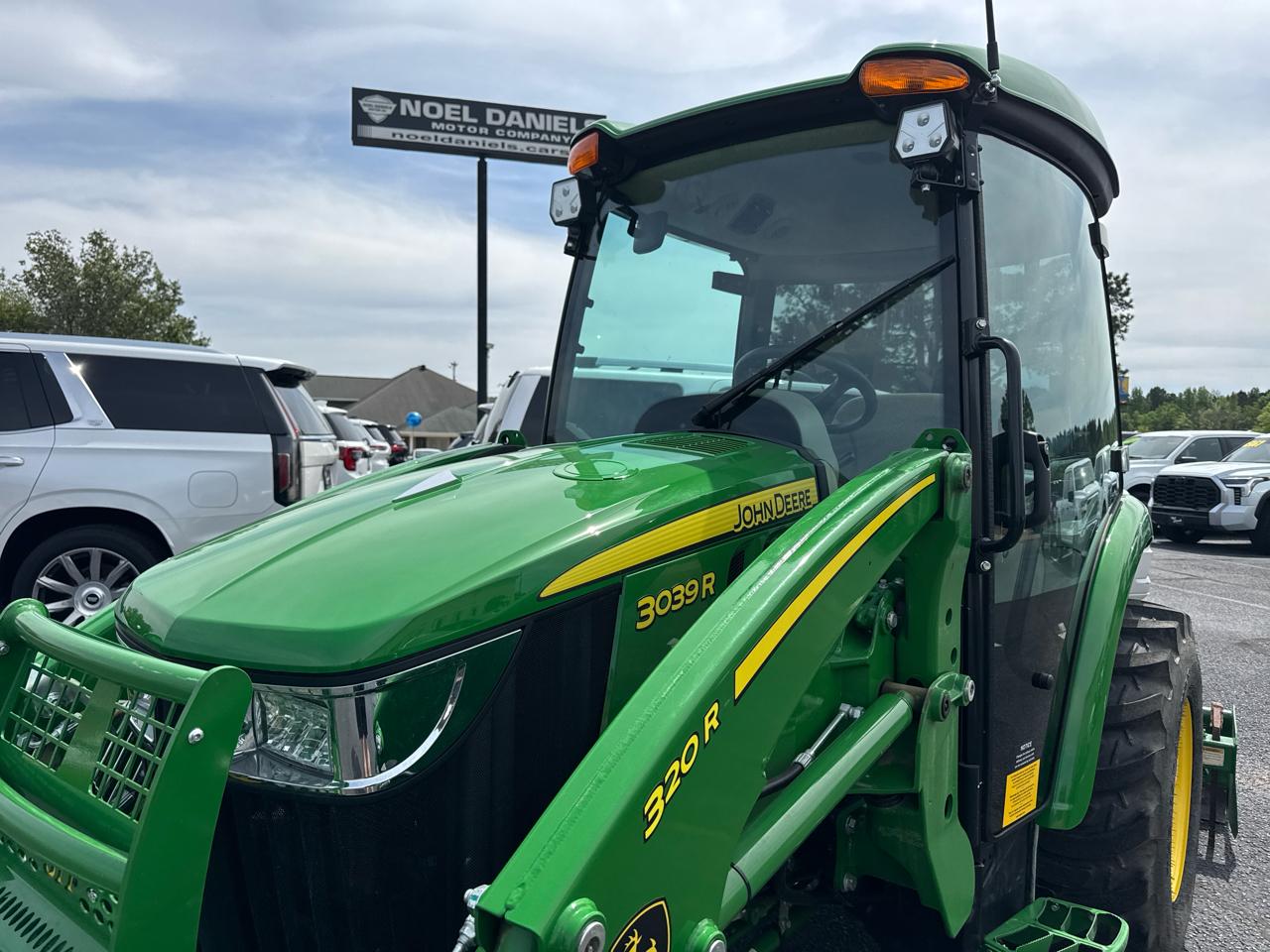 John Deere 3038  2024