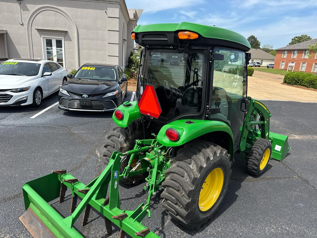 John Deere 3038  2024