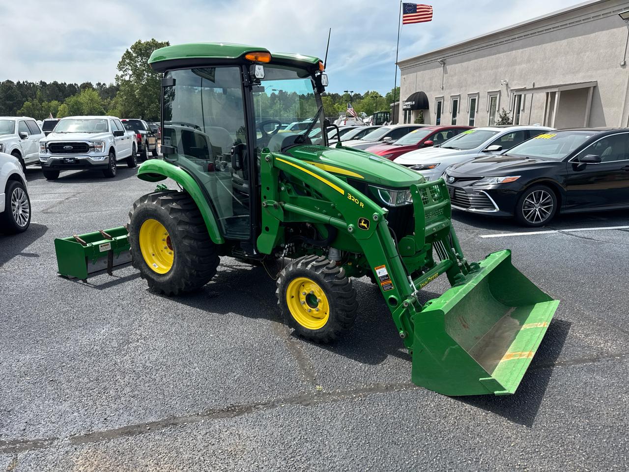 John Deere 3038  2024