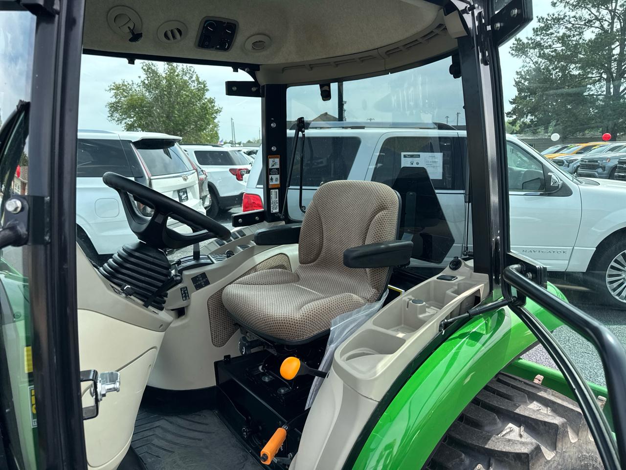 John Deere 3038  2024