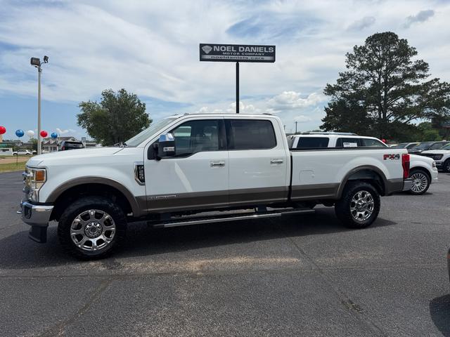 White 2022 Ford F-250 Super Duty Lariat Crew Cab 4WD Pickup Truck Four-Wheel Drive Automatic