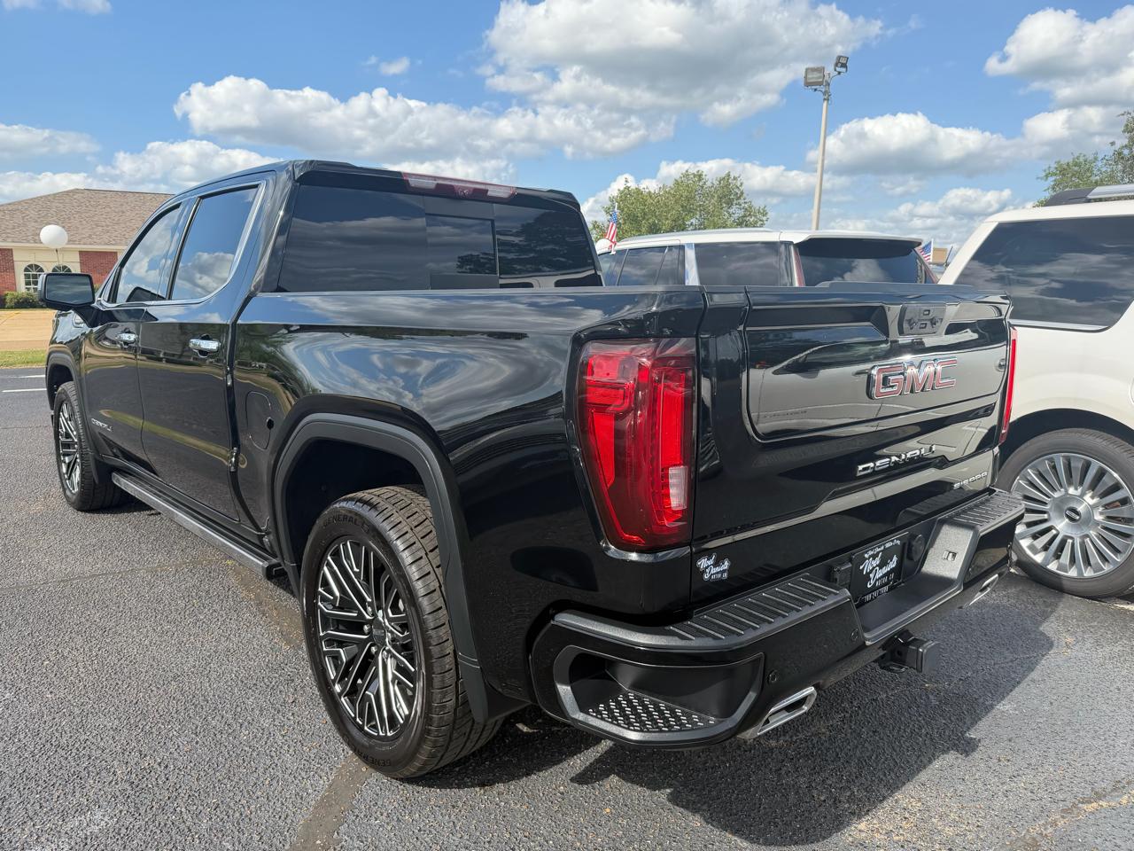 GMC Sierra 1500 Denali Crew Cab Short Box 4WD 2023