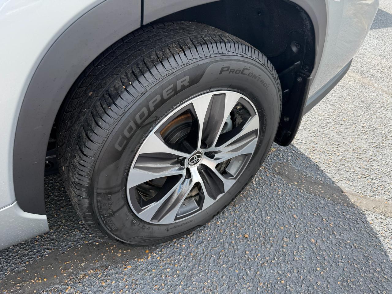 Toyota Highlander Hybrid XLE AWD 2023