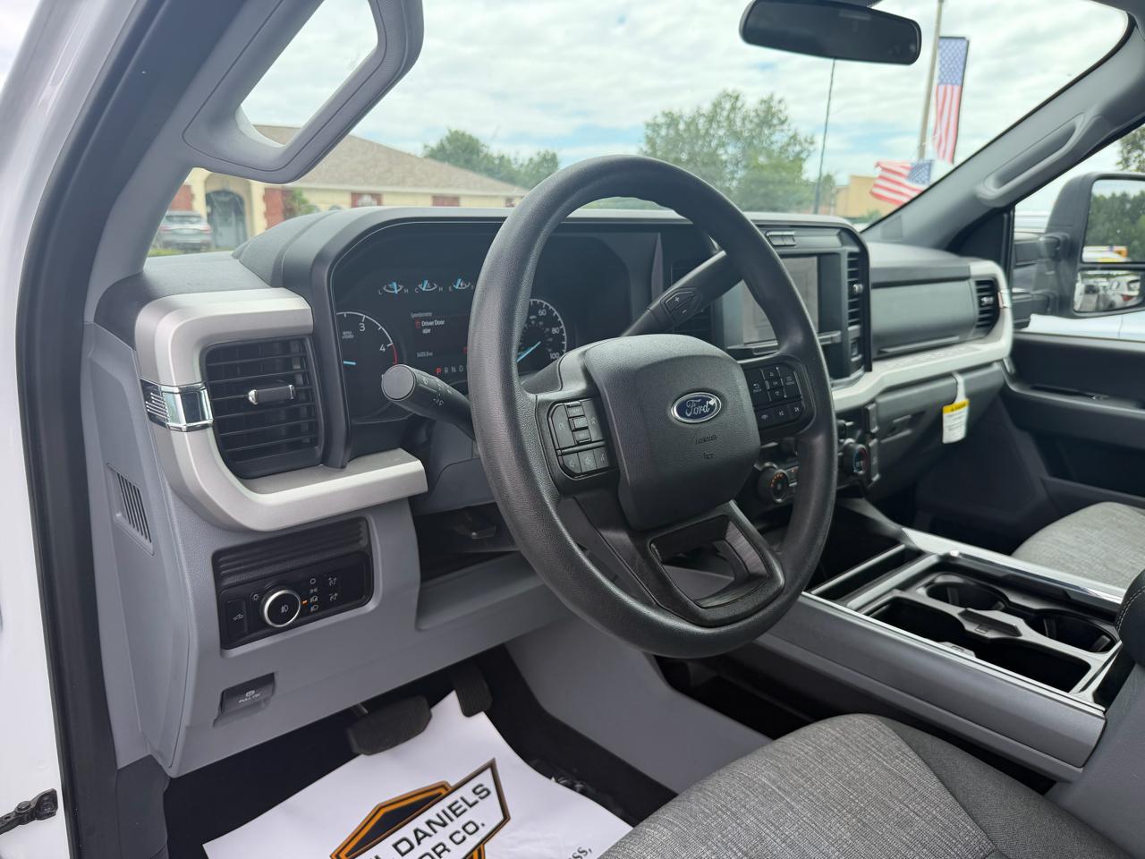 Ford F-250 SD XLT Crew Cab 4WD 2025