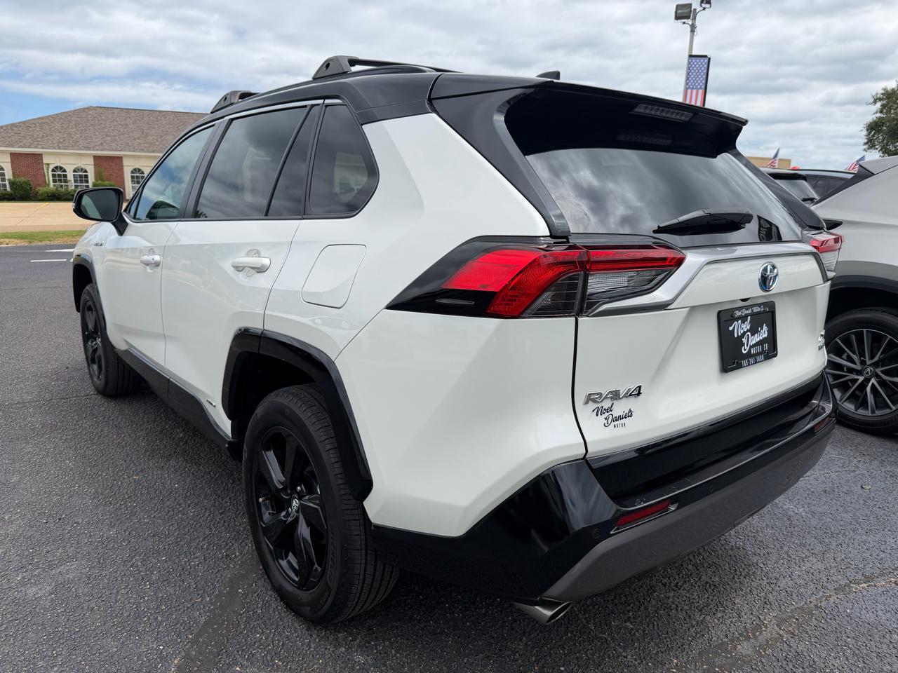 Toyota RAV4 Hybrid XLE AWD 2021