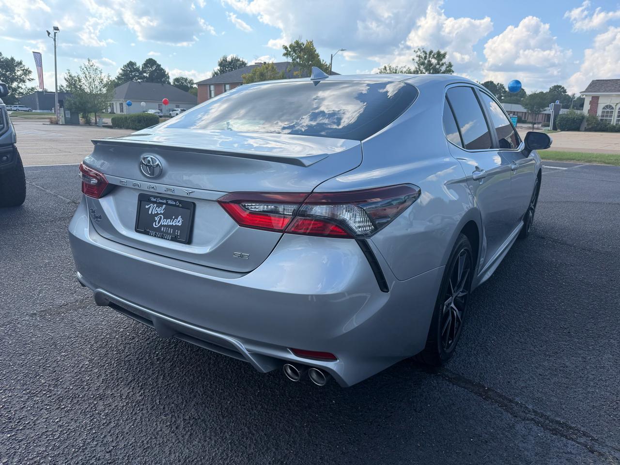 Toyota Camry SE 2023