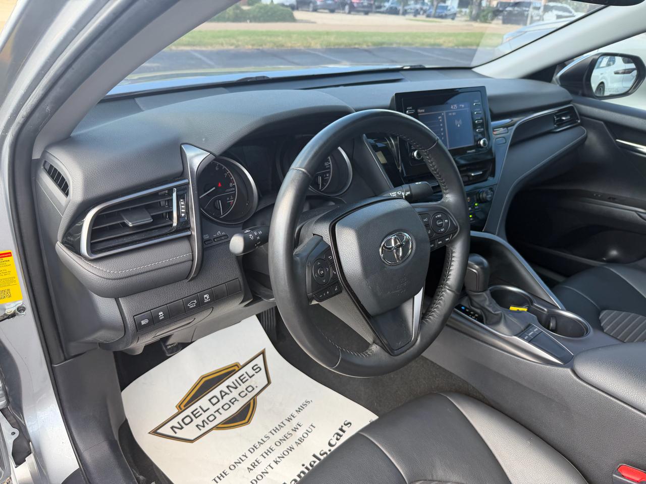 Toyota Camry SE 2023