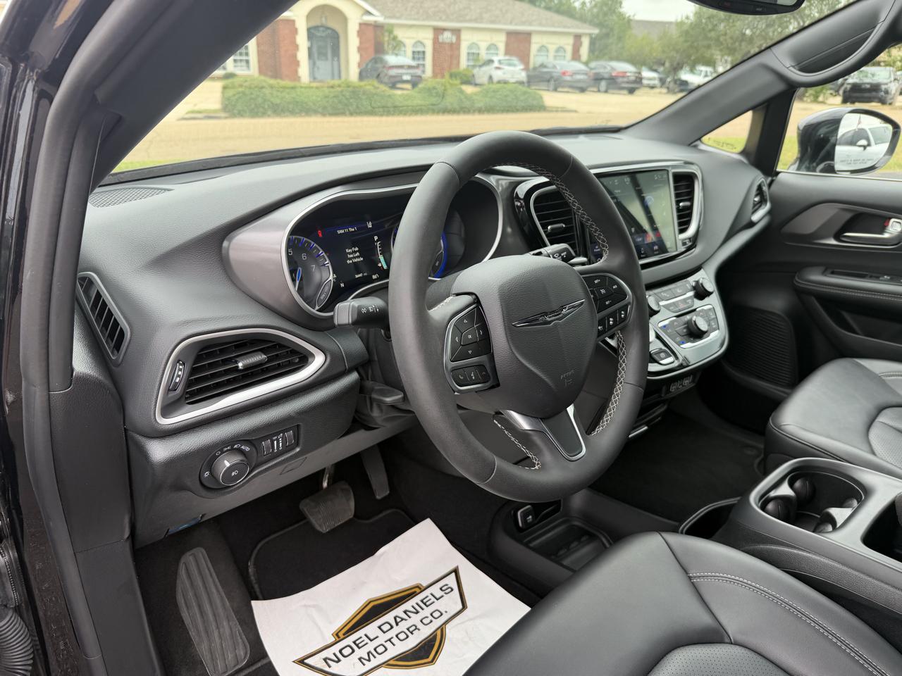 Chrysler Pacifica Select 2025