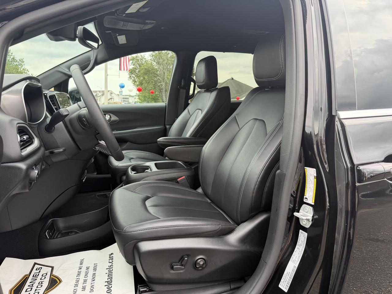 Chrysler Pacifica Select 2025