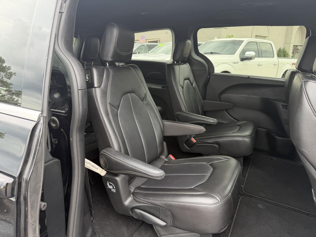 Chrysler Pacifica Select 2025