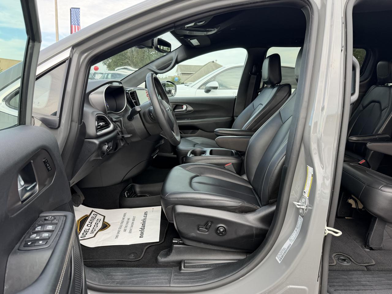 Chrysler Pacifica Select 2025