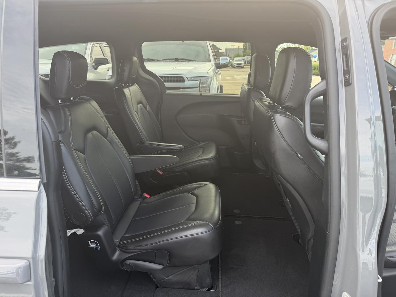 Chrysler Pacifica Select 2025