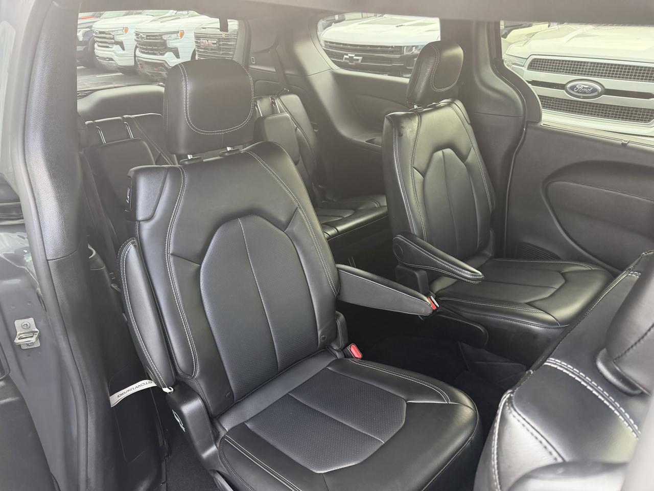 Chrysler Pacifica Select 2025