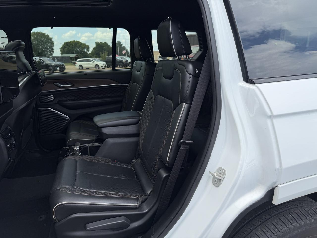 Jeep Grand Cherokee L Summit 2WD 2023